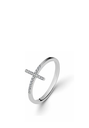 Bague en argent avec une croix horizontale ornée de petites pierres précieuses transparentes, présentée sur fond blanc.