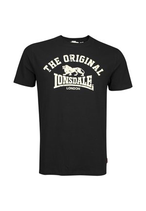 Camiseta negra de manga corta con el texto desgastado en blanco "THE ORIGINAL LONSDALE LONDON" y un gráfico de león en el pecho.