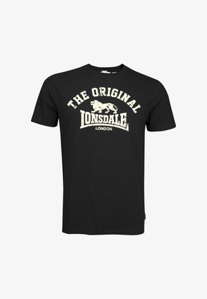 Schwarzes T-Shirt mit kurzen Ärmeln und dem Schriftzug "THE ORIGINAL LONSDALE LONDON" sowie einer Löwen-Grafik in weißem, used-look Text auf der Brust.