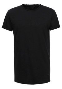 Camiseta corta negra de cuello redondo con mangas cortas y una pequeña etiqueta de tela cerca del dobladillo inferior.