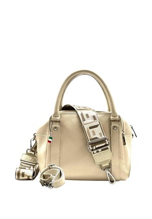 Sac à main en cuir beige avec doubles poignées, bandoulière amovible à motif décoratif, et petit pendentif drapeau italien sur la tirette de la fermeture éclair latérale.