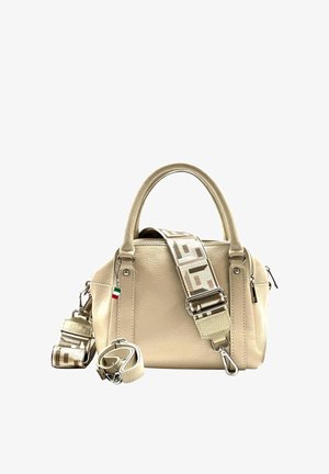 Beige Lederhandtasche mit zwei Griffen, dekorativem, abnehmbarem Riemen mit Muster und kleinem italienischen Flaggenanhänger am seitlichen Reißverschluss.