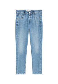 Lichtblauwe denim jeans met een vervaagde was, twee voorkiezakken, dubbele knoopsluiting en riemlussen, plat gelegd op een witte achtergrond.