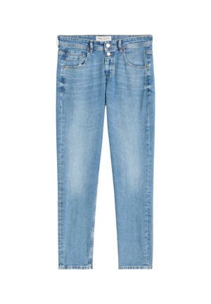 Lichtblauwe denim jeans met een vervaagde was, twee voorkiezakken, dubbele knoopsluiting en riemlussen, plat gelegd op een witte achtergrond.
