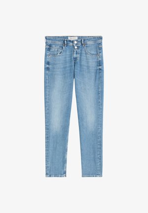 Jasnoniebieskie dżinsy z wygodną fakturą, mające dwa przednie kieszenie, podwójne zapięcie na guziki oraz szlufki na pasek, leżące płasko na białym tle.