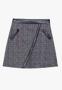 Tkaná tweed minisukně v černé a šedé barvě se hladkým koženým pasem a kapsovými detaily, s šikmým designem předního panelu.