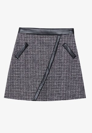Tkaná tweed minisukně v černé a šedé barvě se hladkým koženým pasem a kapsovými detaily, s šikmým designem předního panelu.