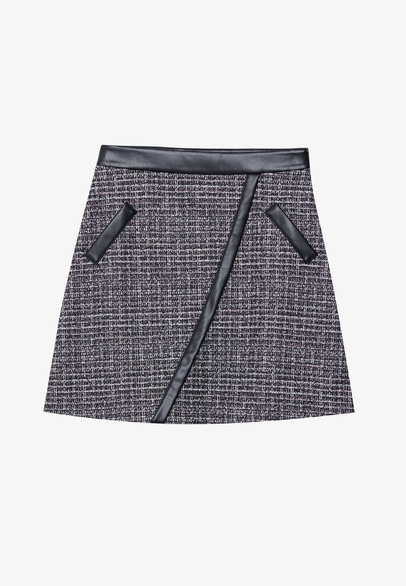 Vzorovaná tweed mini sukňa v čiernej a sivej farbe s hladkým koženým pásom a vreckovými akcentmi, so šikmým predným panelom.