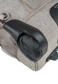 Grau Stoffbeutel mit schwarzem Griff, Netzelementen und einem Reißverschluss. Verfügt über ein kompaktes, faltbares Design zur praktischen Aufbewahrung.