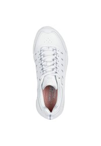 Sneaker bianco con tomaia in pelle liscia, punta perforata, lacci piatti e soletta cushioned con un discreto motivo geometrico.