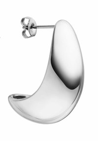 Zilverkleurige metalen oorbel met een gebogen, halve maanvorm, voorzien van een gepolijste afwerking en een vlindersluiting voor een veilige draagstijl.