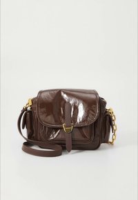 Ruskea patenttinahkainen olkalaukku, jossa on taitettava läppä, kultaiset metalliosat ja irrotettava ketjuhihna. Edessä taskut.