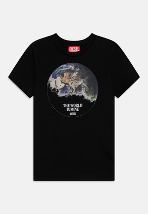 T-shirt in cotone nero con grafica circolare della Terra e testo "IL MONDO È MIO". Collo rotondo e maniche corte.