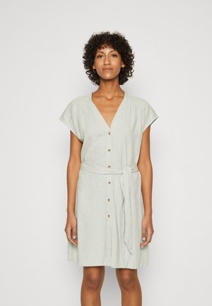Robe en lin vert clair avec des manches courtes, décolleté en V, bouton à l'avant et taille nouée. Texture douce et coupe décontractée, longueur genoux.