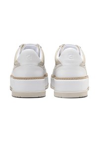 Ein Paar weiße Low-Top-Sneaker mit beigen Akzenten, dicken Sohlen und geprägtem Logo an der Ferse, von hinten betrachtet.