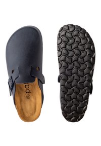 Marineblauwe klompen gemaakt van synthetisch materiaal, met een zachte bruine binnenzool, verstelbare band en gestructureerde zwarte rubberen zool.