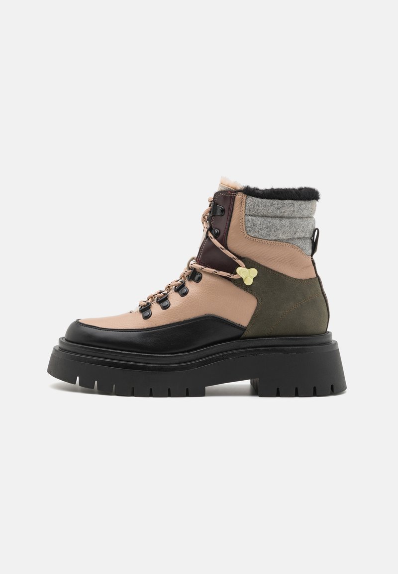 Scarponi da trekking realizzati con una combinazione di materiali in pelle beige, nera e verde. Presentano un colletto imbottito grigio e una suola spessa con battistrada.