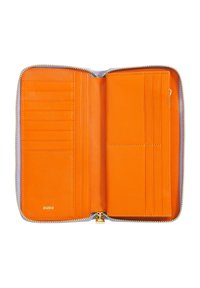 Portafoglio con cerniera in pelle arancione brillante, dotato di molteplici scomparti per carte, una tasca centrale e dettagli in metallo dorato. Interno foderato in lavanda.