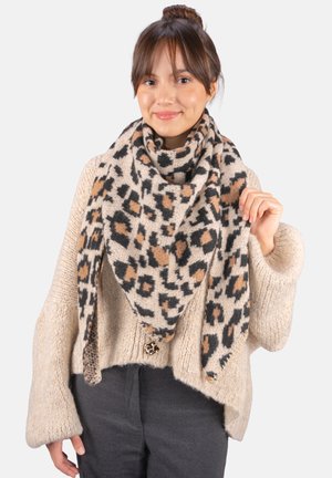 Écharpe en imprimé léopard beige, noir et brun, fabriquée en tissu tricoté doux, drapée élégamment autour du cou, avec une forme triangulaire.
