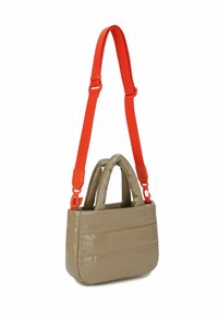 Beige Lackledertasche mit zwei oberen Griffen und einem verstellbaren orangen Riemen. Verfügt über eine rechteckige Form und genähte Panellinien.