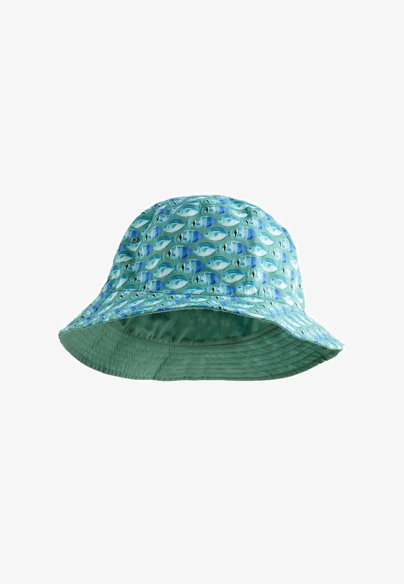 Chapeau seau bleu-vert clair orné d'un motif de petits poissons bleus et blancs, montrant la texture douce du tissu et le bord cousu.