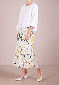 Bruuns Bazaar Pantalones - white