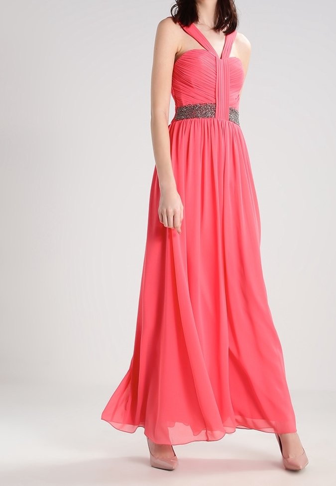 Abito maxi rosa con un corpetto aderente, texture plissettata e una cintura decorata con perline. Presenta spalline larghe e una gonna fluente. Tessuto morbido.