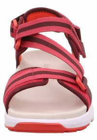 Sandalo con cinturini in rosa e rosso scuro, con cinturini regolabili, una soletta imbottita e una suola in gomma bianca con accenti rossi brillanti.