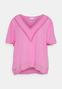 Blusa rosa de decote em V com mangas curtas estilo puff, apresentando detalhes em renda ao longo do decote e da bainha. Tecido suave com um corte descontraído.