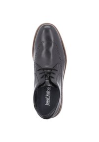 Zapato de vestir de cuero negro con textura lisa, detalles en punta de ala, puntera redondeada, cierre de cordones y suela de goma marrón.