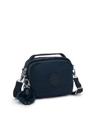Borsa a tracolla rettangolare blu navy, in tessuto texture, con doppia cerniera, tracolla regolabile, caratterizzata da un portachiavi a forma di scimmia in pelliccia e un patch con il logo.