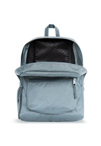 Szary plecak o gładkiej, matowej powierzchni. Posiada główną komorę zapinaną na zamek, przednią kieszeń oraz uchwyt na górze ułatwiający noszenie.