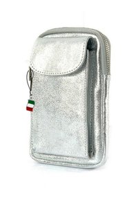 Glanzend zilveren pouch met voorflapzak en rits, met een kleine sleutelhanger in de kleuren van de Italiaanse vlag die aan de zijkant hangt.