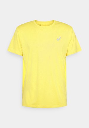 Geel sport T-shirt met korte mouwen en een ronde hals, met een klein reflecterend Asics-logo op de linkerborst.