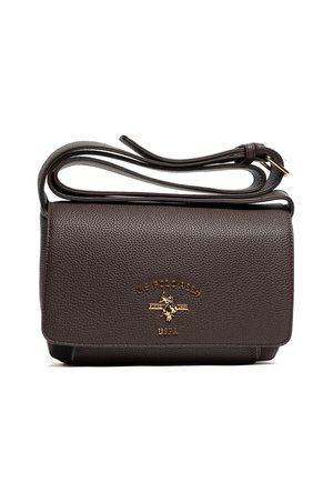 Borsa a tracolla in pelle marrone con finitura testurizzata, dettaglio logo dorato e tracolla lunga regolabile per opzioni di trasporto versatili.