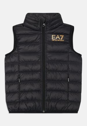 Črn puffer brezrokavnik z visokim ovratnikom, vertikalnim prešitim dizajnom, zadrgo spredaj in zlatim logotipom na levem prsnem delu. Vsebuje stranske žepke z zadrgo.