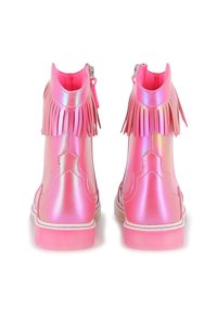 Bottines métalliques roses avec des accents frangés, fermeture éclair sur le côté, texture lisse, couture décorative et semelles en caoutchouc blanches.