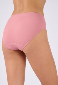 Mutande alte rosa realizzate in tessuto liscio, con un design senza cuciture, una curvatura sottile in vita e senza hardware visibile.