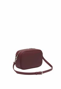 Sac bandoulière rectangulaire bordeaux en simili cuir texturé, avec une fermeture éclair et une sangle réglable, agrémenté de détails en métal argenté.