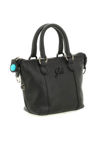 Borsa a tracolla in pelle nera con texture, doppio manico, accessori in argento, chiusura con zip e un piccolo cartellino circolare blu sul lato.
