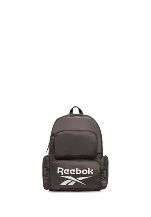 Czarny plecak Reebok z wieloma zamykanymi na zamek kieszeniami i dużym białym logo Reebok na przedniej kieszeni.