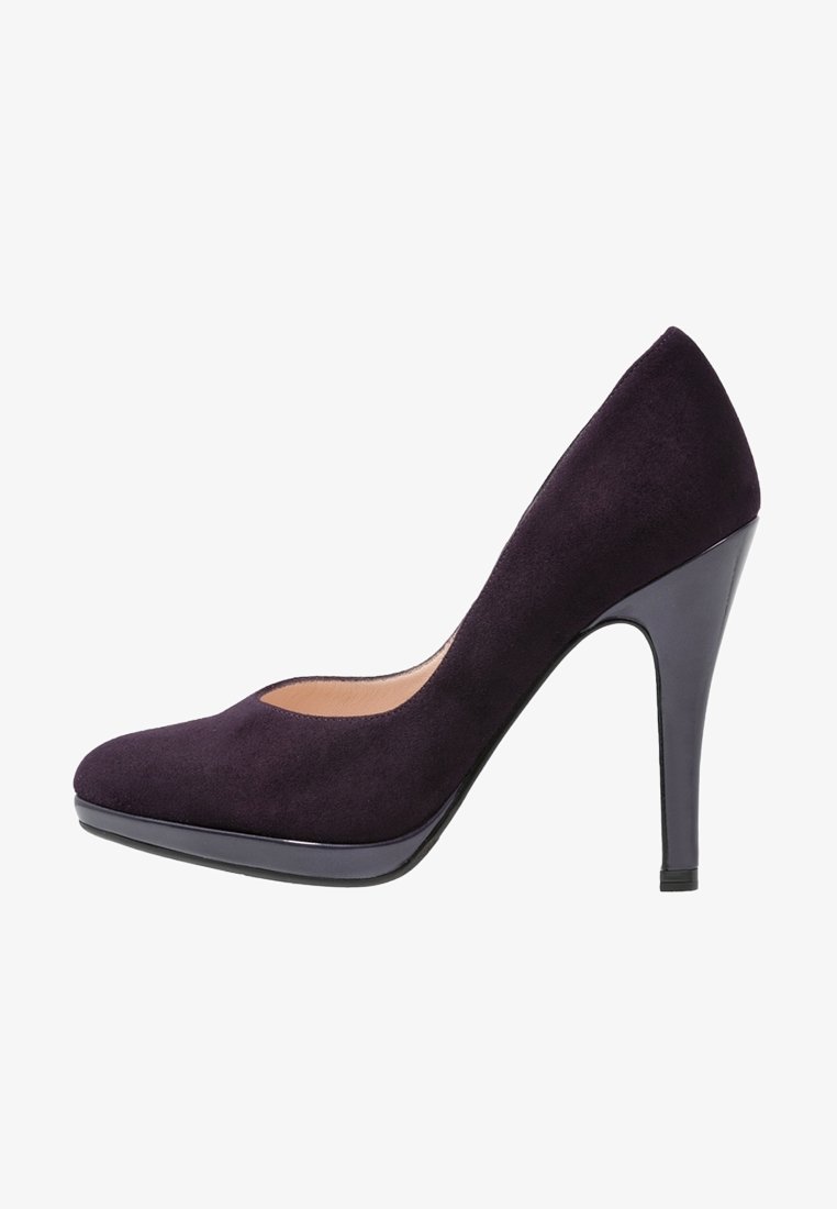 Fialová semišová vysoká bota na podpatku s kulatou špičkou, elegantním tvarem a lesklým černým podpatkem, se výkrojem na boku.