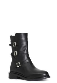 Botín de cuero negro hasta el tobillo con tres hebillas ajustables, puntera redondeada y tacón bajo. Textura suave con acabado pulido.