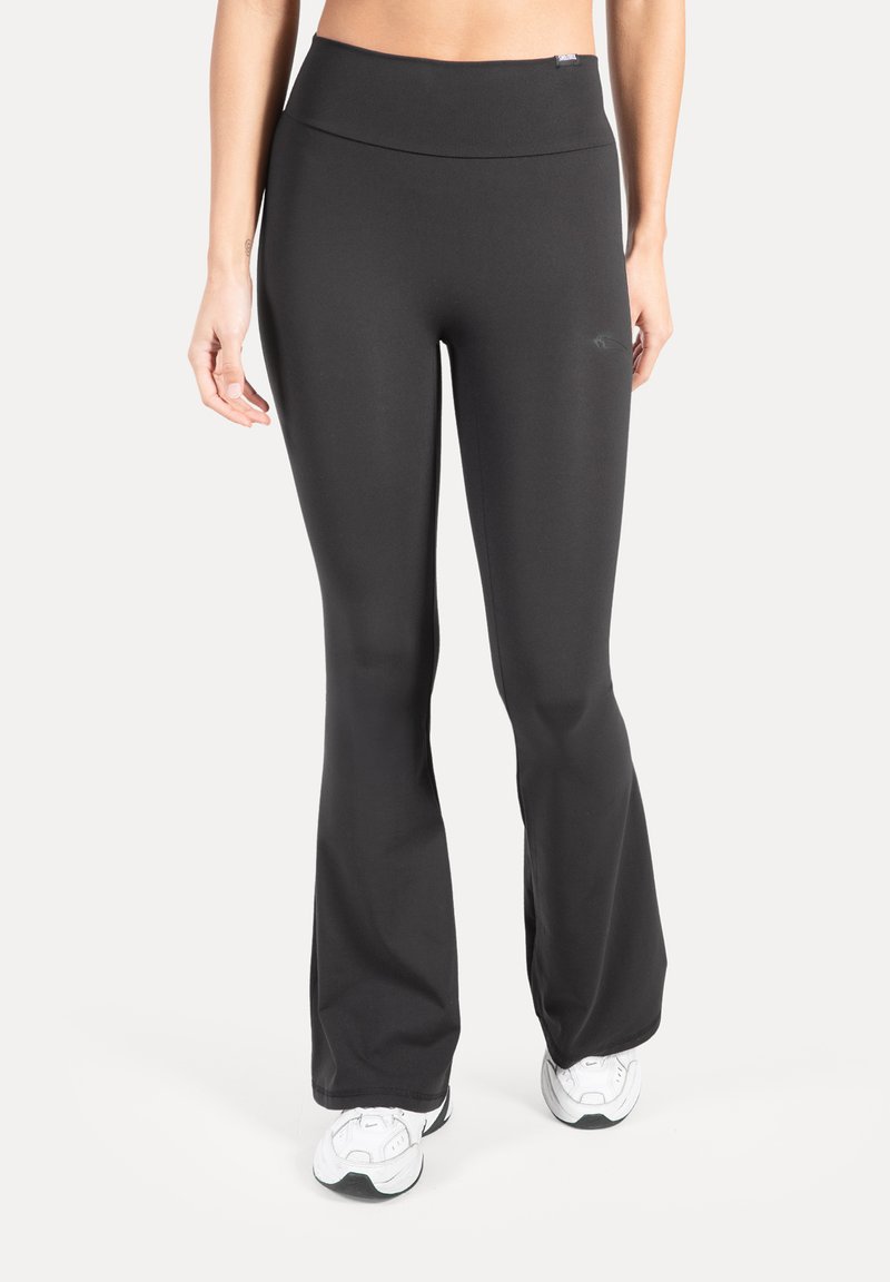 Svarte utsvängda leggings i ett mjukt, stretchigt tyg med hög midja. Har en liten logga på höften och en figurnära silhuett.