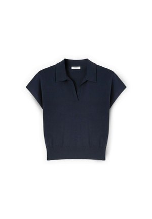 Suéter tipo polo de punto de manga corta en azul marino con cuello y dobladillo acanalado, colocado plano sobre un fondo blanco.