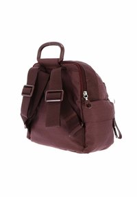 Sac à dos en tissu bordeaux avec une finition texturée, doté de bretelles réglables, d'une poignée de transport et d'une poche zippée sur le côté.