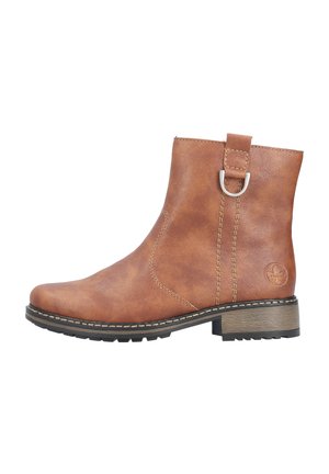 Braune Kunstleder-Stiefelette mit runder Zehenpartie, dekorativem Steppstich, Zuglasche und niedrigem Blockabsatz. Akzent-Logo an der Seite.