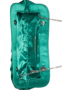 Interno della borsa in satin teal con una superficie liscia, chiusura a scatto magnetica e piccola tasca interna; include una tracolla in catena argentata.