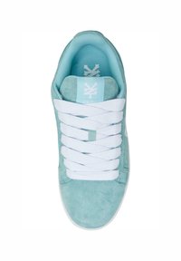 Vee-vee nahk kingad valgete paeltega, sujuva tekstuuriga ja kaubamärgi logoga keeles. Klassikaline madal disain sobib igapäevaseks kandmiseks.