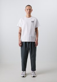 Pompeii LOOSE TROUSER - Hlače - emerald